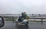 Người dân đội mưa trở lại thành phố sau kỳ nghỉ Tết Nhâm Dần