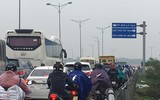 Người dân đội mưa trở lại thành phố sau kỳ nghỉ Tết Nhâm Dần