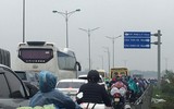 Người dân đội mưa trở lại thành phố sau kỳ nghỉ Tết Nhâm Dần