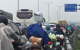 Người dân đội mưa trở lại thành phố sau kỳ nghỉ Tết Nhâm Dần