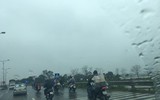 Người dân đội mưa trở lại thành phố sau kỳ nghỉ Tết Nhâm Dần
