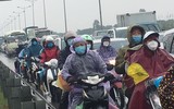 Người dân đội mưa trở lại thành phố sau kỳ nghỉ Tết Nhâm Dần