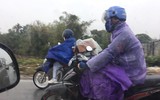 Người dân đội mưa trở lại thành phố sau kỳ nghỉ Tết Nhâm Dần