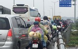 Người dân đội mưa trở lại thành phố sau kỳ nghỉ Tết Nhâm Dần