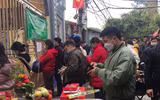 Hàng nghìn người đổ về Phủ Tây Hồ, chùa Hà lễ đầu năm 