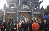 Hàng nghìn người đổ về Phủ Tây Hồ, chùa Hà lễ đầu năm 