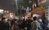 Người dân vái vọng ngoài cổng dự lễ cầu an trực tuyến ở chùa Phúc Khánh