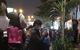 Người dân vái vọng ngoài cổng dự lễ cầu an trực tuyến ở chùa Phúc Khánh
