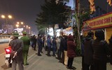 Người dân vái vọng ngoài cổng dự lễ cầu an trực tuyến ở chùa Phúc Khánh