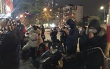 Người dân vái vọng ngoài cổng dự lễ cầu an trực tuyến ở chùa Phúc Khánh