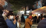 Người dân vái vọng ngoài cổng dự lễ cầu an trực tuyến ở chùa Phúc Khánh
