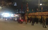 Người dân vái vọng ngoài cổng dự lễ cầu an trực tuyến ở chùa Phúc Khánh