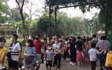 Hàng nghìn người đổ về công viên Thủ Lệ ngày 30/4