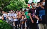 Hàng nghìn người đổ về công viên Thủ Lệ ngày 30/4
