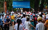 Hàng nghìn người đổ về công viên Thủ Lệ ngày 30/4