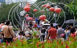 Hàng nghìn người đổ về công viên Thủ Lệ ngày 30/4