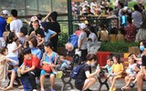 Hàng nghìn người đổ về công viên Thủ Lệ ngày 30/4
