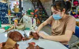 Bên trong xưởng sản xuất hàng trăm chú Sao La nhồi bông tại Hà Nội