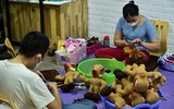 Bên trong xưởng sản xuất hàng trăm chú Sao La nhồi bông tại Hà Nội