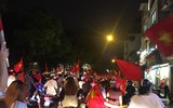 Biển người Hà Nội đổ ra đường cổ vũ, ăn mừng chiến thắng của U23 Việt Nam