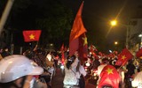 Biển người Hà Nội đổ ra đường cổ vũ, ăn mừng chiến thắng của U23 Việt Nam