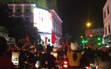 Biển người Hà Nội đổ ra đường cổ vũ, ăn mừng chiến thắng của U23 Việt Nam