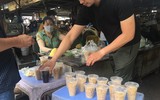 Người Hà Nội tất bật đi chợ mua sắm đón Tết Đoan Ngọ