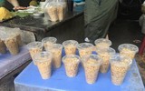 Người Hà Nội tất bật đi chợ mua sắm đón Tết Đoan Ngọ