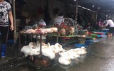 Người Hà Nội tất bật đi chợ mua sắm đón Tết Đoan Ngọ
