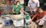 Người Hà Nội tất bật đi chợ mua sắm đón Tết Đoan Ngọ