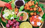 Người Hà Nội tất bật đi chợ mua sắm đón Tết Đoan Ngọ