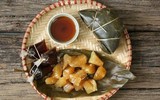 Người Hà Nội tất bật đi chợ mua sắm đón Tết Đoan Ngọ