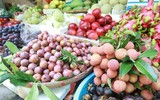 Người Hà Nội tất bật đi chợ mua sắm đón Tết Đoan Ngọ
