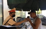 Uống bia xong đưa con đi học, người đàn ông 'dính' vi phạm nồng độ cồn