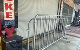 Nhiều quán karaoke vi phạm phòng cháy bị lập rào chắn, đóng cửa