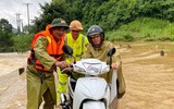 Lực lượng Công an đội mưa giúp dân khắc phục hậu quả bão số 4