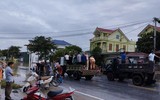 Lực lượng Công an đội mưa giúp dân khắc phục hậu quả bão số 4