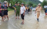 Lực lượng Công an đội mưa giúp dân khắc phục hậu quả bão số 4
