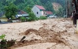 Công an dầm mưa giúp dân khắc phục hậu quả trận lũ ống, lũ quét lịch sử