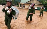 Công an dầm mưa giúp dân khắc phục hậu quả trận lũ ống, lũ quét lịch sử