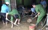 Công an dầm mưa giúp dân khắc phục hậu quả trận lũ ống, lũ quét lịch sử