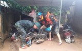 Công an dầm mưa giúp dân khắc phục hậu quả trận lũ ống, lũ quét lịch sử