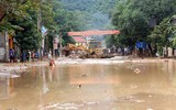 Công an dầm mưa giúp dân khắc phục hậu quả trận lũ ống, lũ quét lịch sử