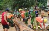 Công an dầm mưa giúp dân khắc phục hậu quả trận lũ ống, lũ quét lịch sử
