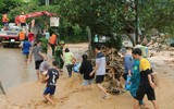 Công an dầm mưa giúp dân khắc phục hậu quả trận lũ ống, lũ quét lịch sử