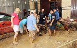 Công an dầm mưa giúp dân khắc phục hậu quả trận lũ ống, lũ quét lịch sử
