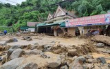 Công an dầm mưa giúp dân khắc phục hậu quả trận lũ ống, lũ quét lịch sử