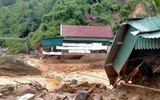 Công an dầm mưa giúp dân khắc phục hậu quả trận lũ ống, lũ quét lịch sử