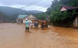 Công an dầm mưa giúp dân khắc phục hậu quả trận lũ ống, lũ quét lịch sử