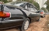 Hàng loạt ô tô bị chọc thủng lốp ven hồ Linh Đàm